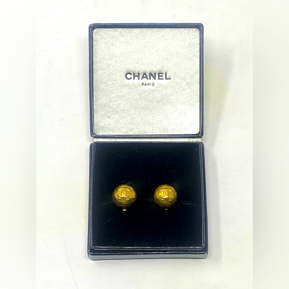 Chanel Coco CC  Vintage Gold Clip On Earrings 1994 Collection W/Box